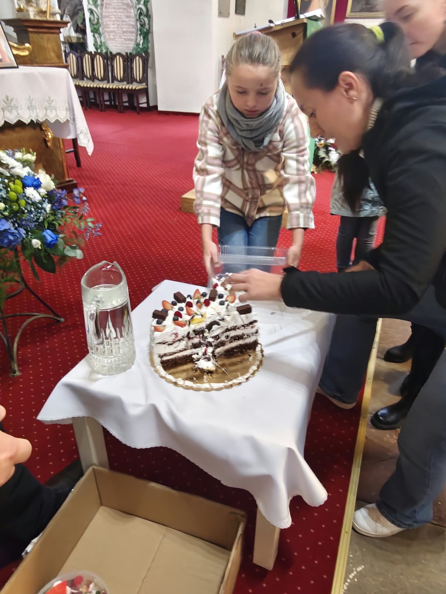 Krojenie tortu na porcje dla dzieci