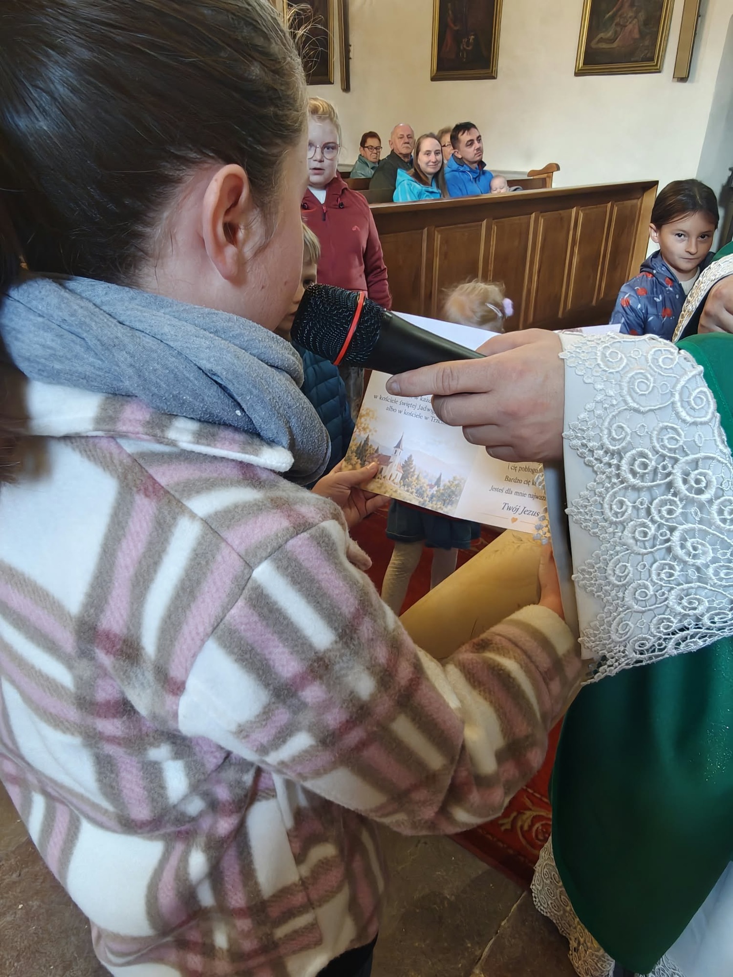 Dziecko otrzymuje porcję tortu w pojemniku