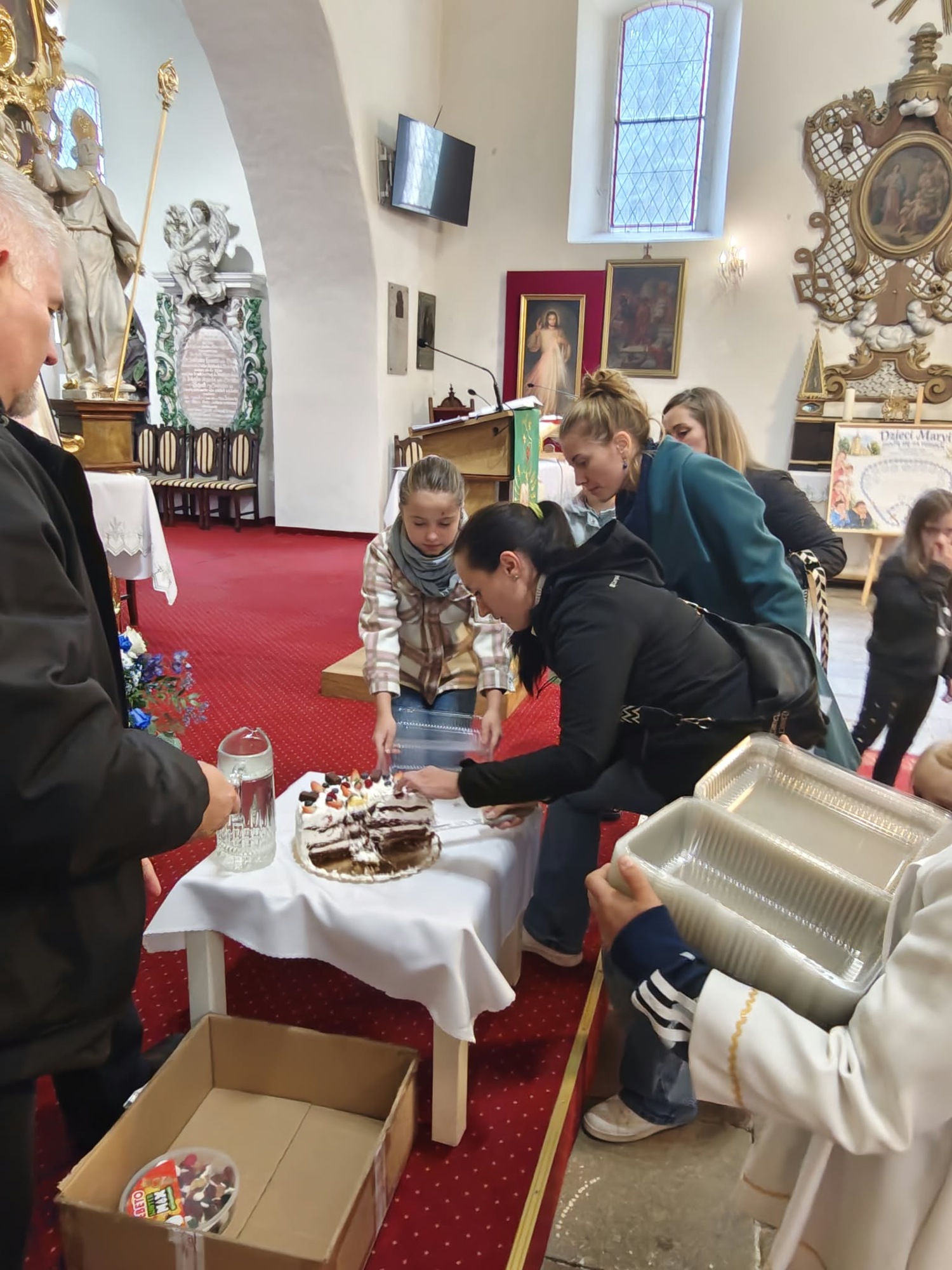 Przygotowanie porcji tortu do zabrania do domu