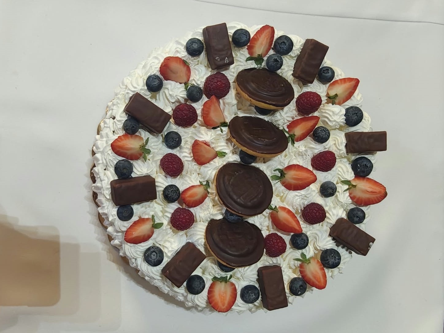 Tort z owocami przygotowany jako niespodzianka dla dzieci