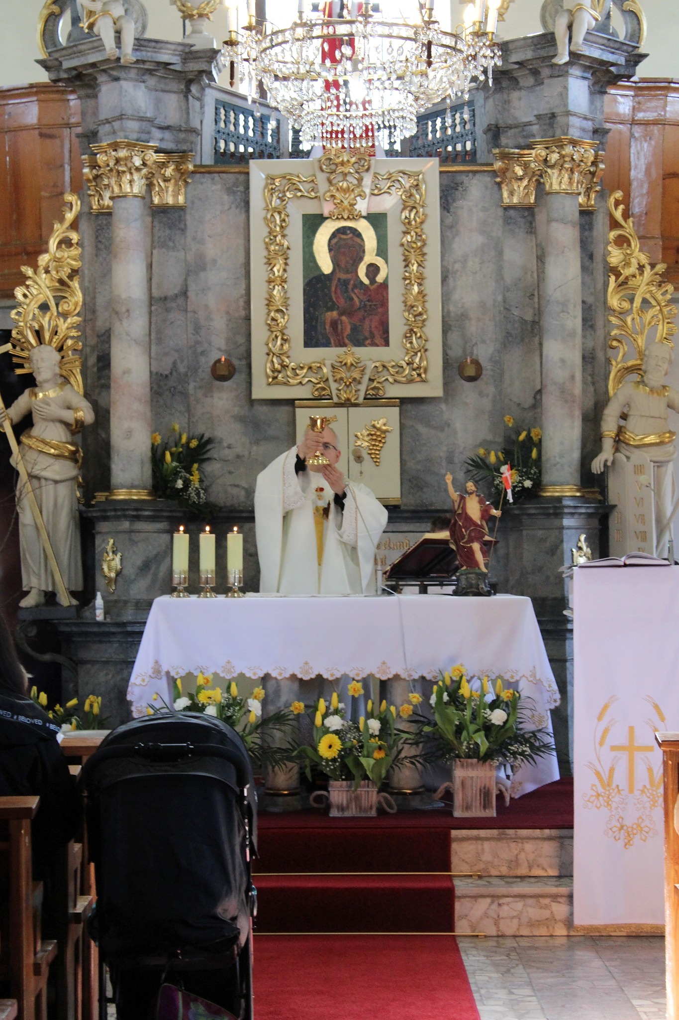 Msza Święta w kościele w Trzcińsku
