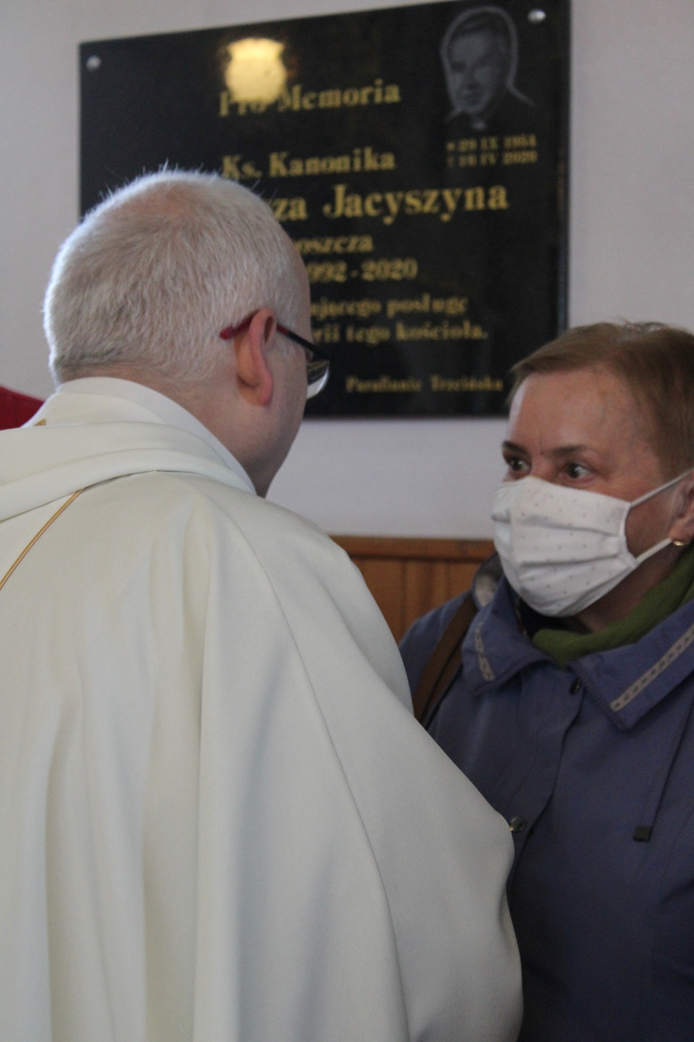 Przy tablicy poświęconej ks. Eugeniuszowi
